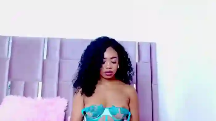 nahomy-jones