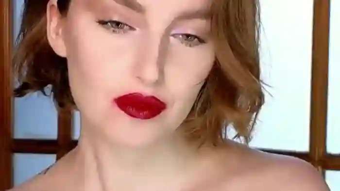 Red_Lips_Girl