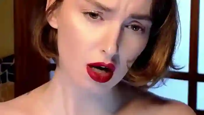 Red_Lips_Girl