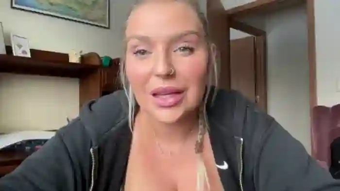 KissMyTitsPls