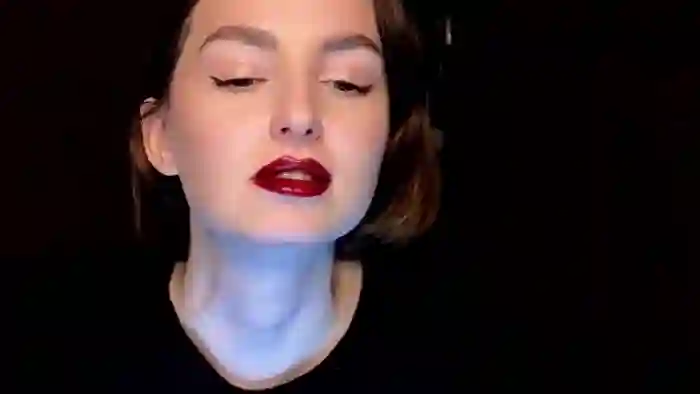 Red_Lips_Girl