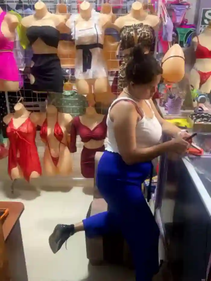 BUSTY-STORE-LAROSALIA1XXX