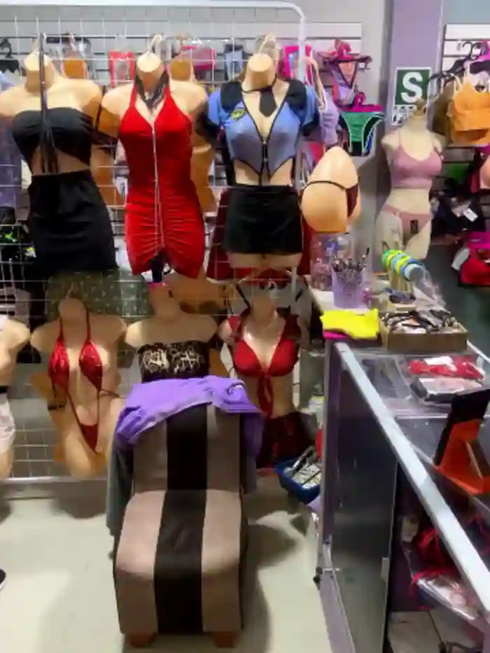 BUSTY-STORE-LAROSALIA1XXX