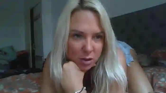 Bustyblondebabe32
