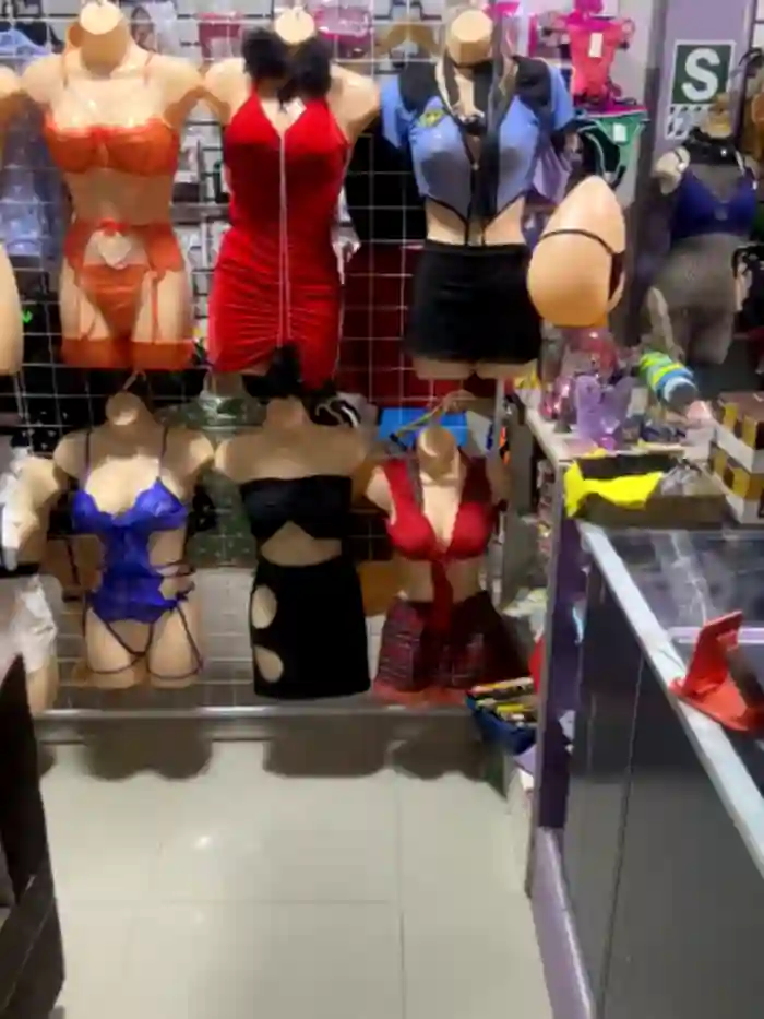 BUSTY-STORE-LAROSALIA1XXX