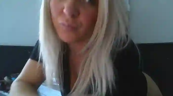 Bustyblondebabe32