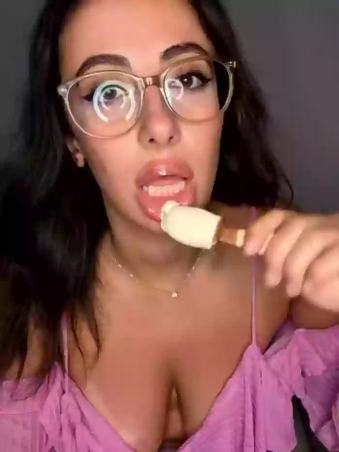 Mina_Khalifa