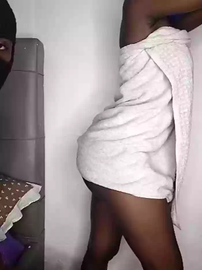 Incognito_couple_in_mask