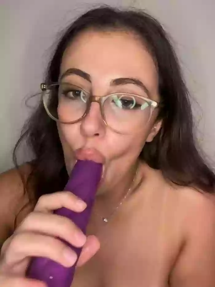 Mina_Khalifa