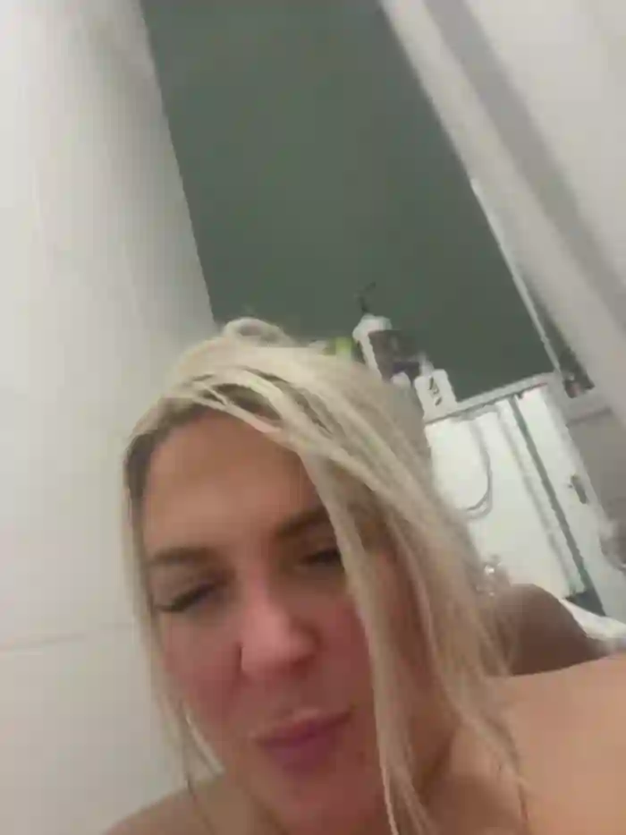 Bustyblondebabe32