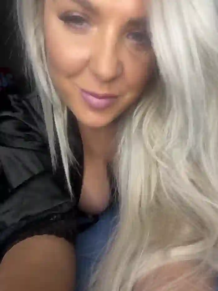 Bustyblondebabe32