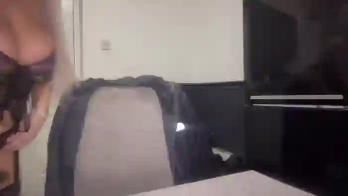 Bustyblondebabe32