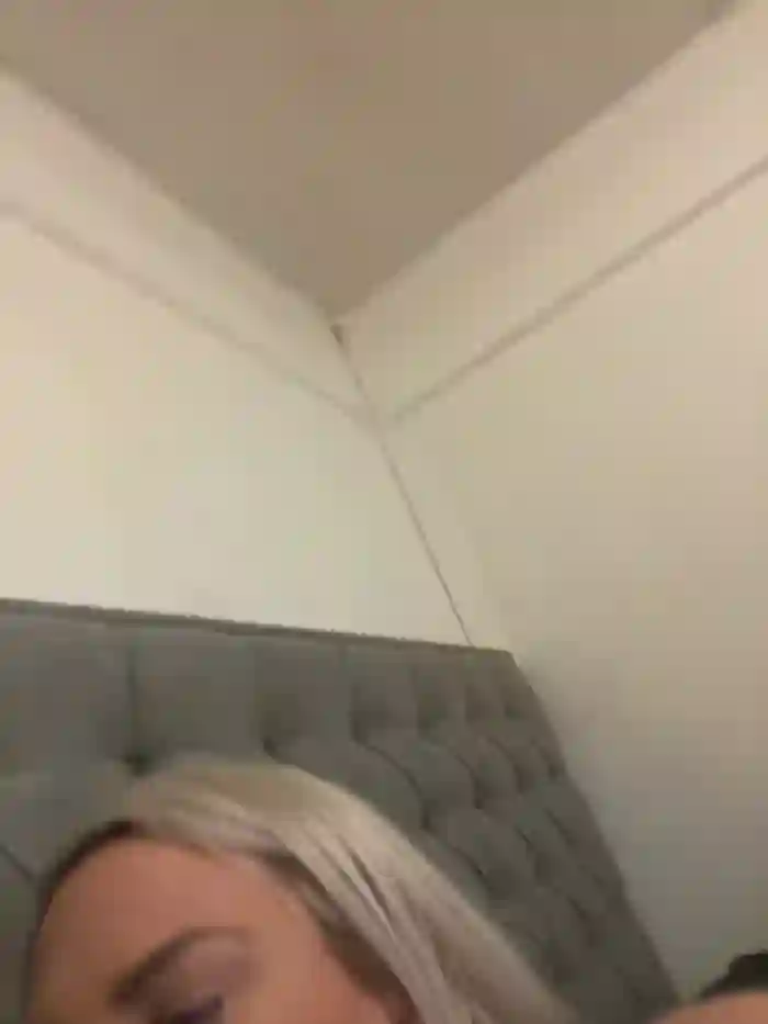 Bustyblondebabe32