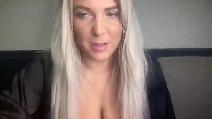 Bustyblondebabe32