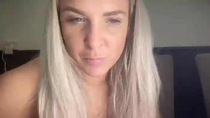 Bustyblondebabe32