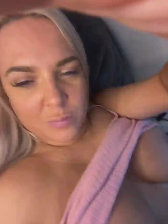 Bustyblondebabe32