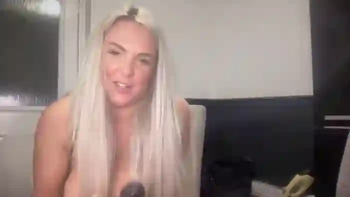 Bustyblondebabe32