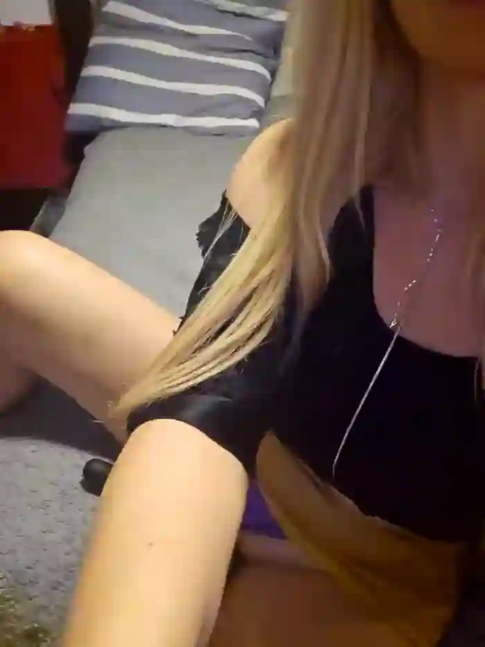 Hornyblond_Bella