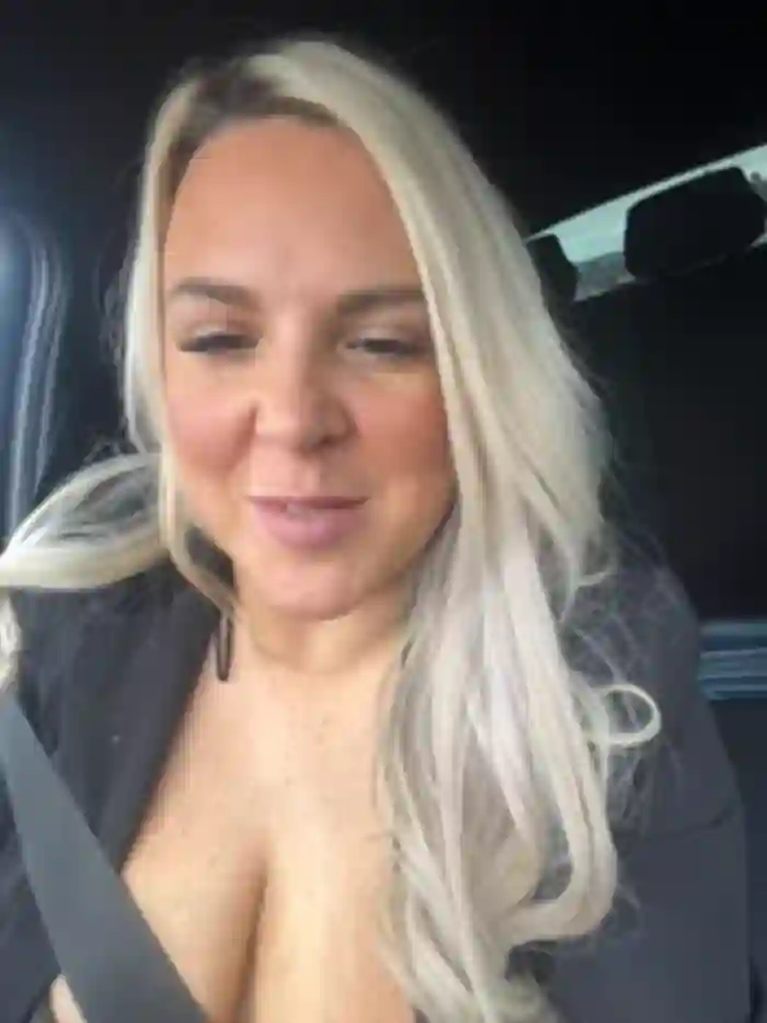 Bustyblondebabe32