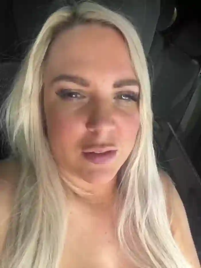 Bustyblondebabe32