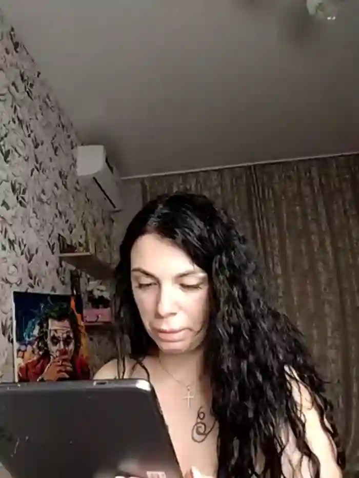 Lola_Hale